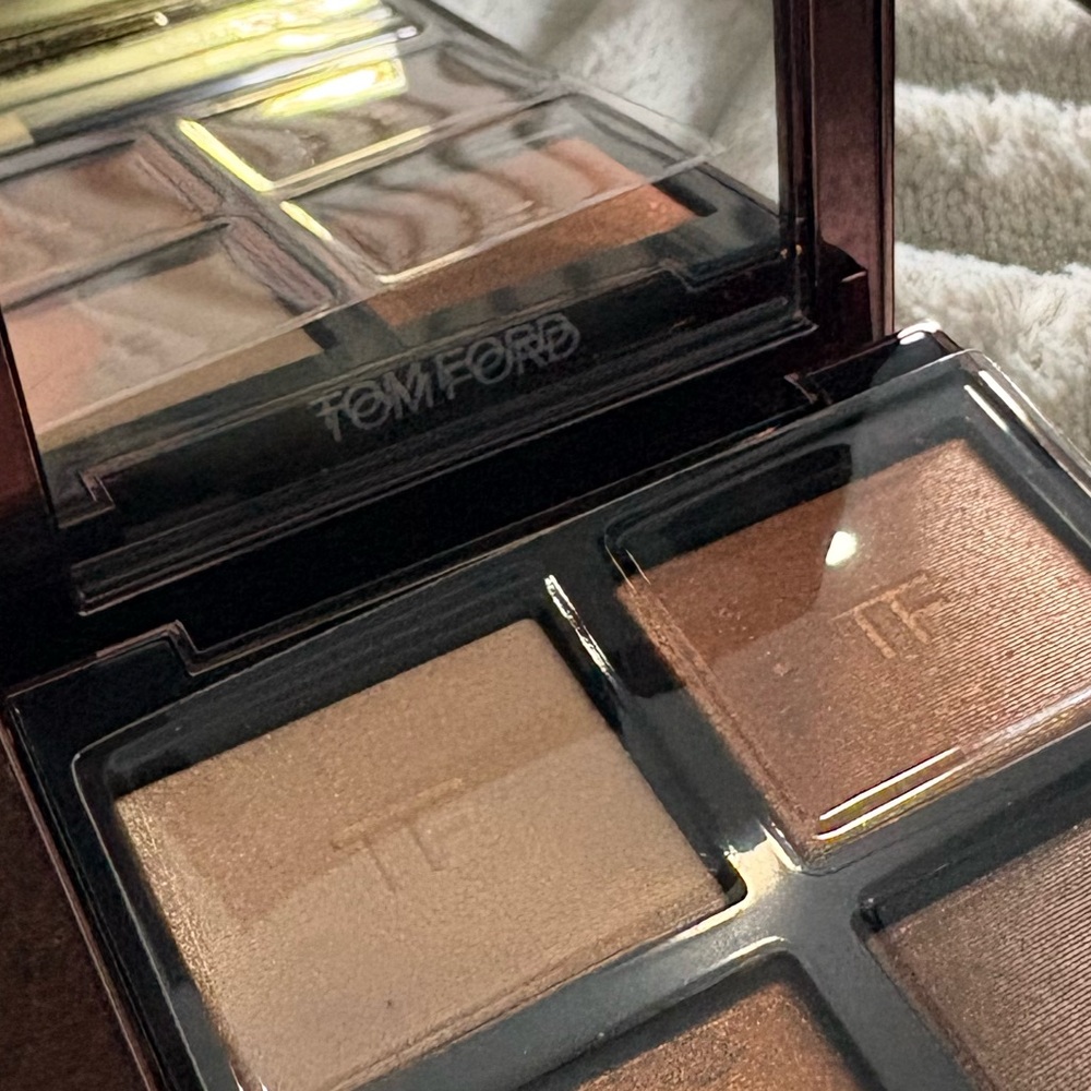 Tom Ford Black and Gold Compact Eye Quad - Picture 5 of 12